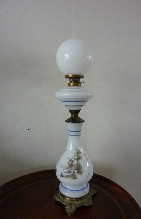 Antieke staande lamp koper molen decoratie bolglas melkglas, Ophalen