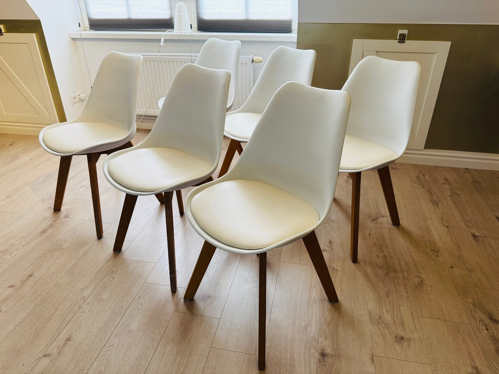 Set met 6 eetkamerstoelen - kuipjes - wit met hout, Wit, Zo goed als nieuw, Modern, Vijf, Zes of meer stoelen