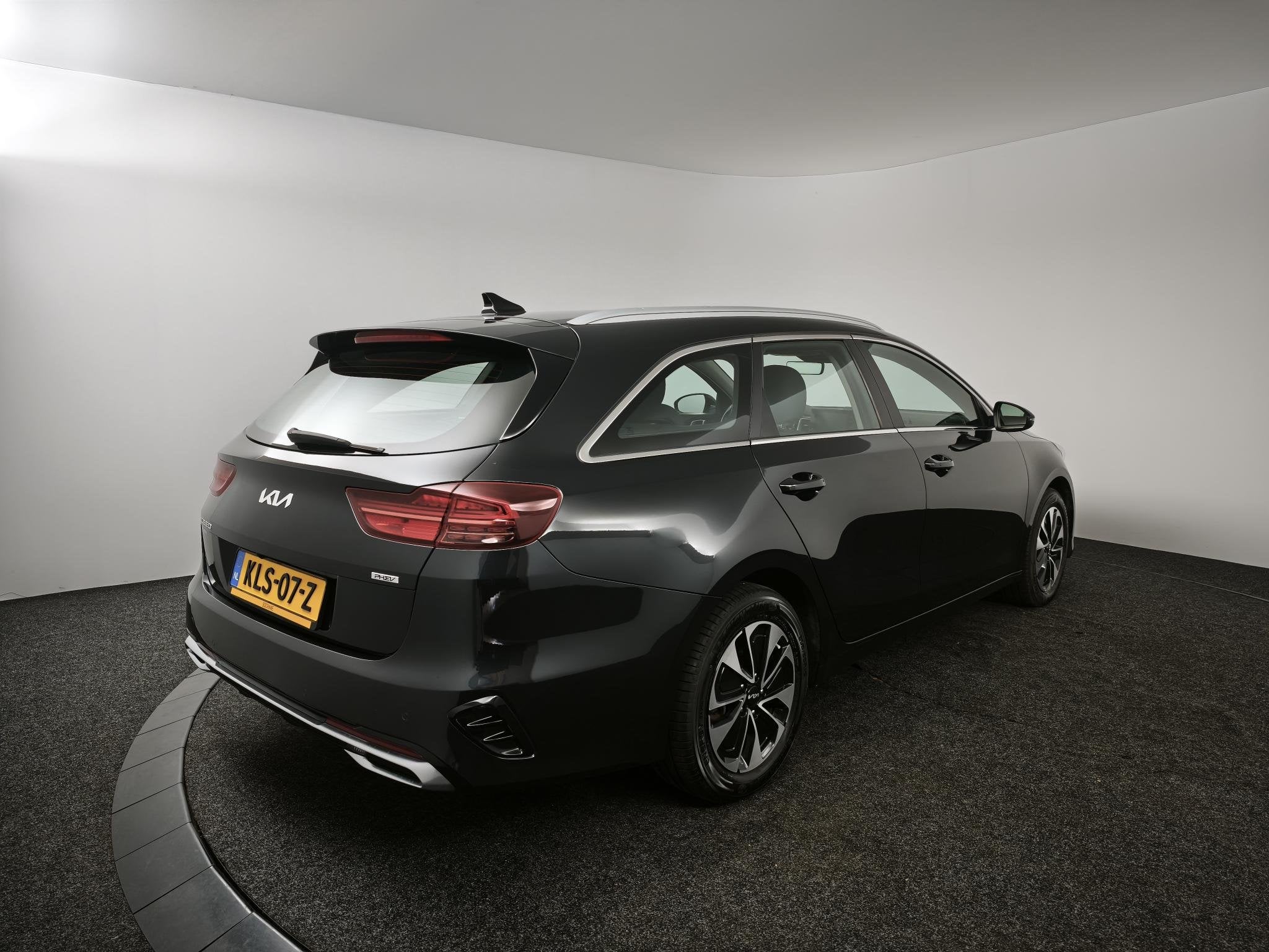 Kia Ceed Sportswagon 1.6 GDI PHEV DynamicPlusLine | Stoelver, Auto's, Gebruikt, Met garantie (alle), Leder en Stof, Zwart
