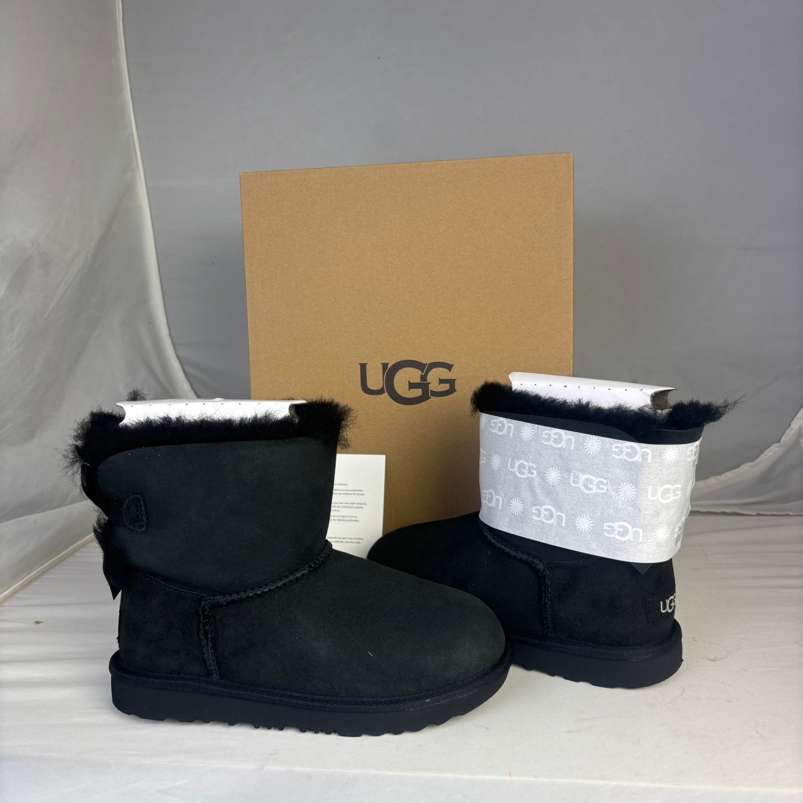 UGG Mini Bailey Bow II Kids Maat 33.5 Zwart | Nieuw + Doos, Jongetje of Meisje, ., Laarsjes, Nieuw