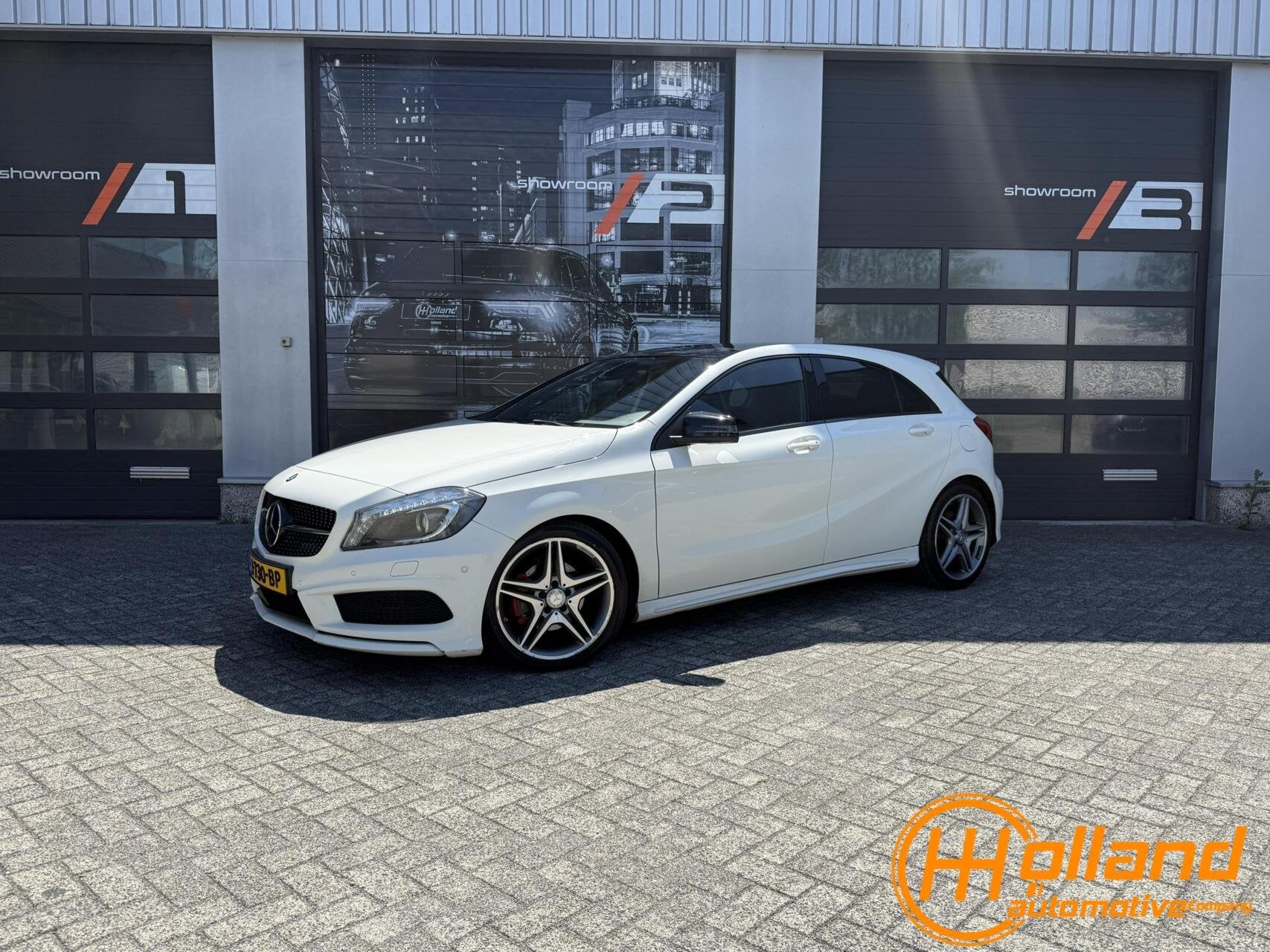 Mercedes A-klasse A200 AMG|Pano|Navi|Distronic|LED, Auto's, Mercedes-Benz, Gebruikt, Met garantie (alle), Wit, Bedrijf