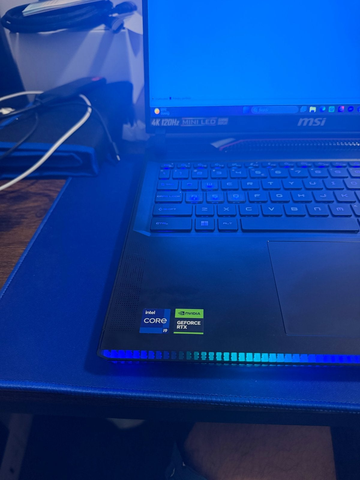 Foto 3 van MSI Raider GE68 HX 14V Gaming Laptop - i9-14900HX, RTX 4070