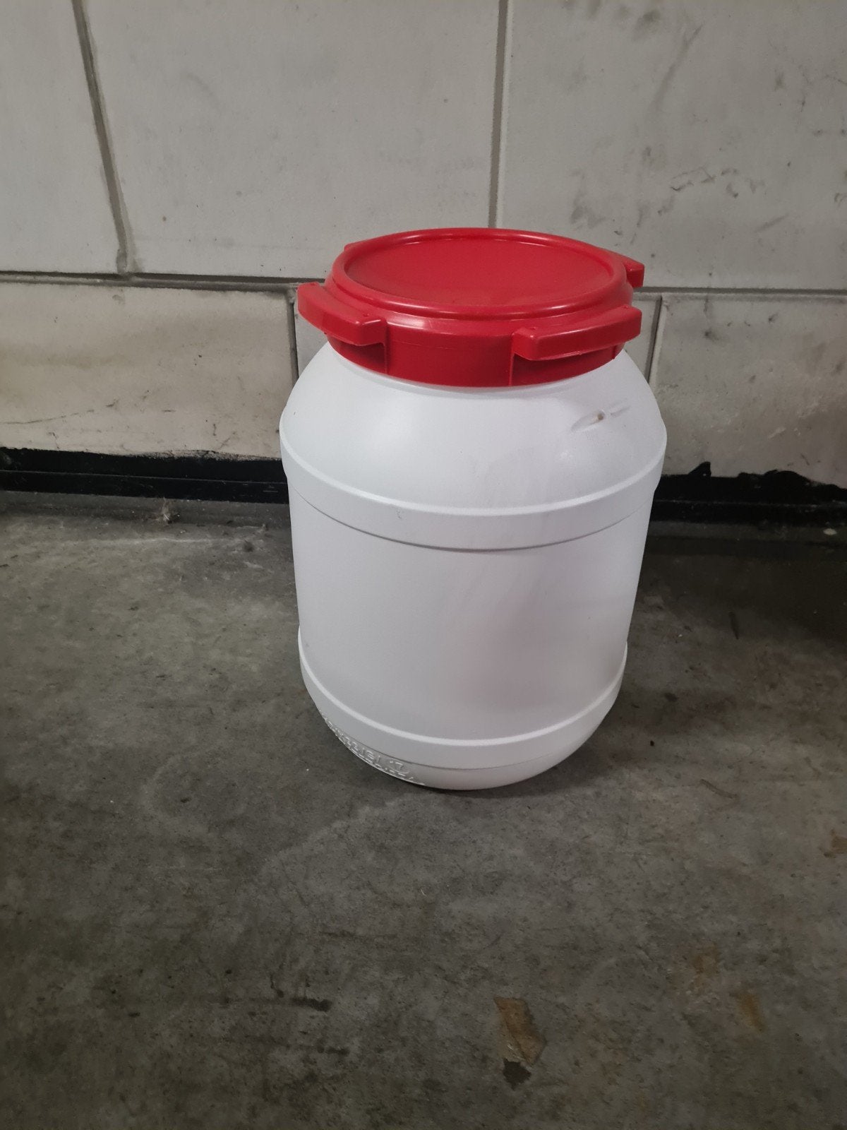 Afsluitbare kunststof ton met rode deksel, Doe-het-zelf en Verbouw, Ophalen of Verzenden, Gebruikt, Minder dan 40 cm, Minder dan 35 cm