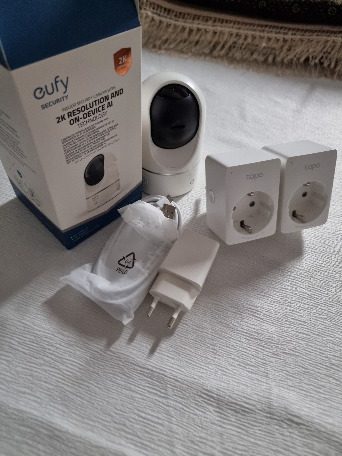 eufy Indoor Cam 2K Pan & Tilt + 2x Tapo p100 wifi schakelaar, Audio, Tv en Foto, Verzenden, Zo goed als nieuw, Binnencamera
