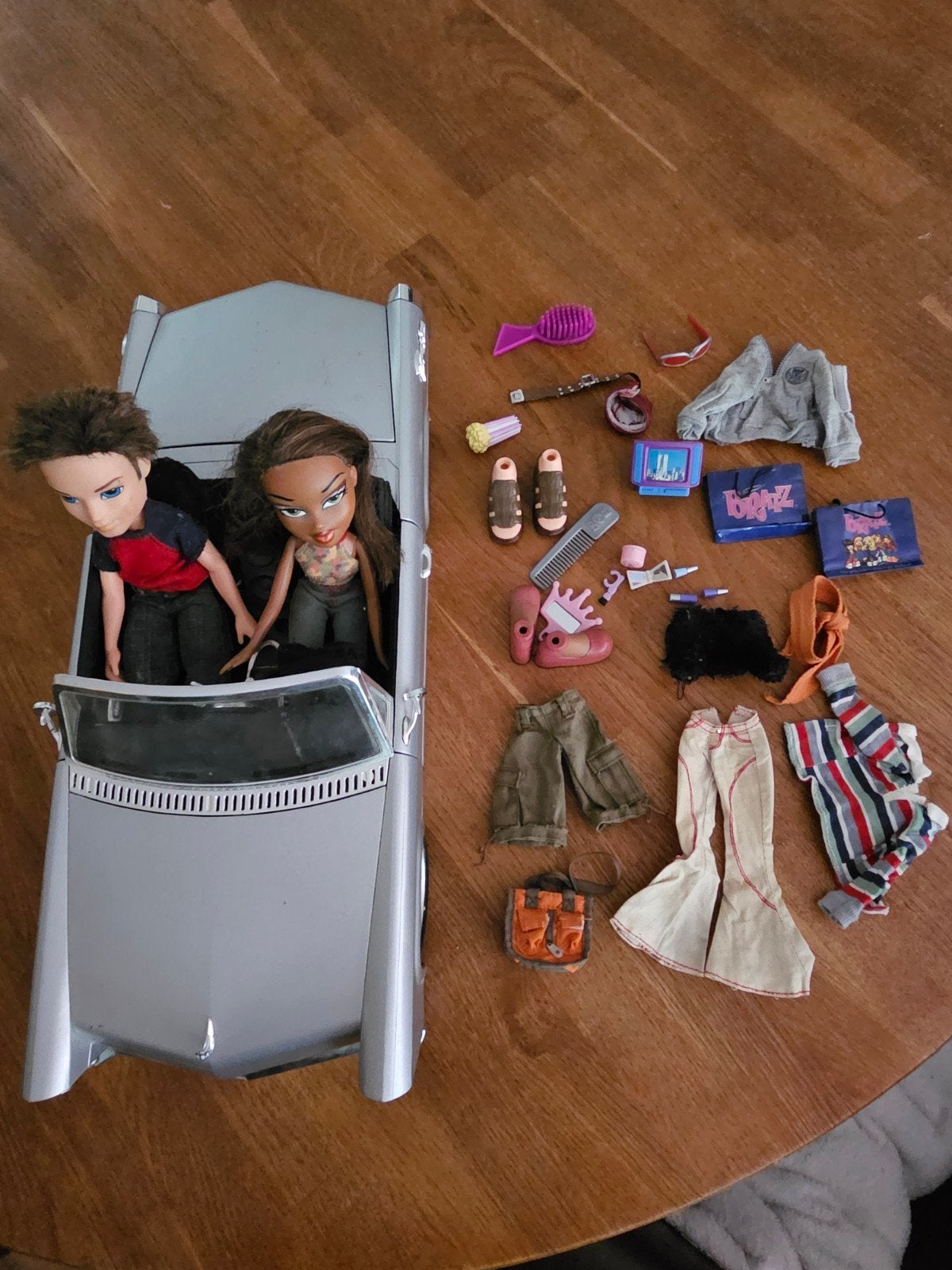 Zilverkleurige Bratz auto met poppen en accessoires, Ophalen, Gebruikt