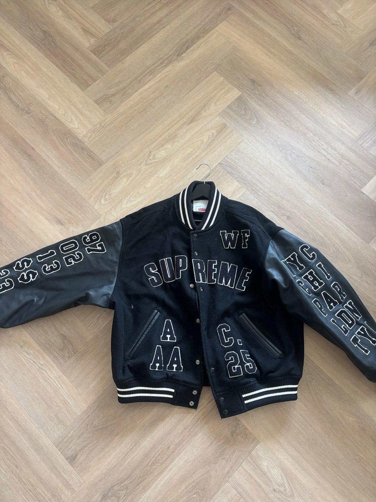 Supreme Varsity Jacket Zwart Maat L, Ophalen of Verzenden, Zo goed als nieuw, Maat 52/54 (L), Zwart
