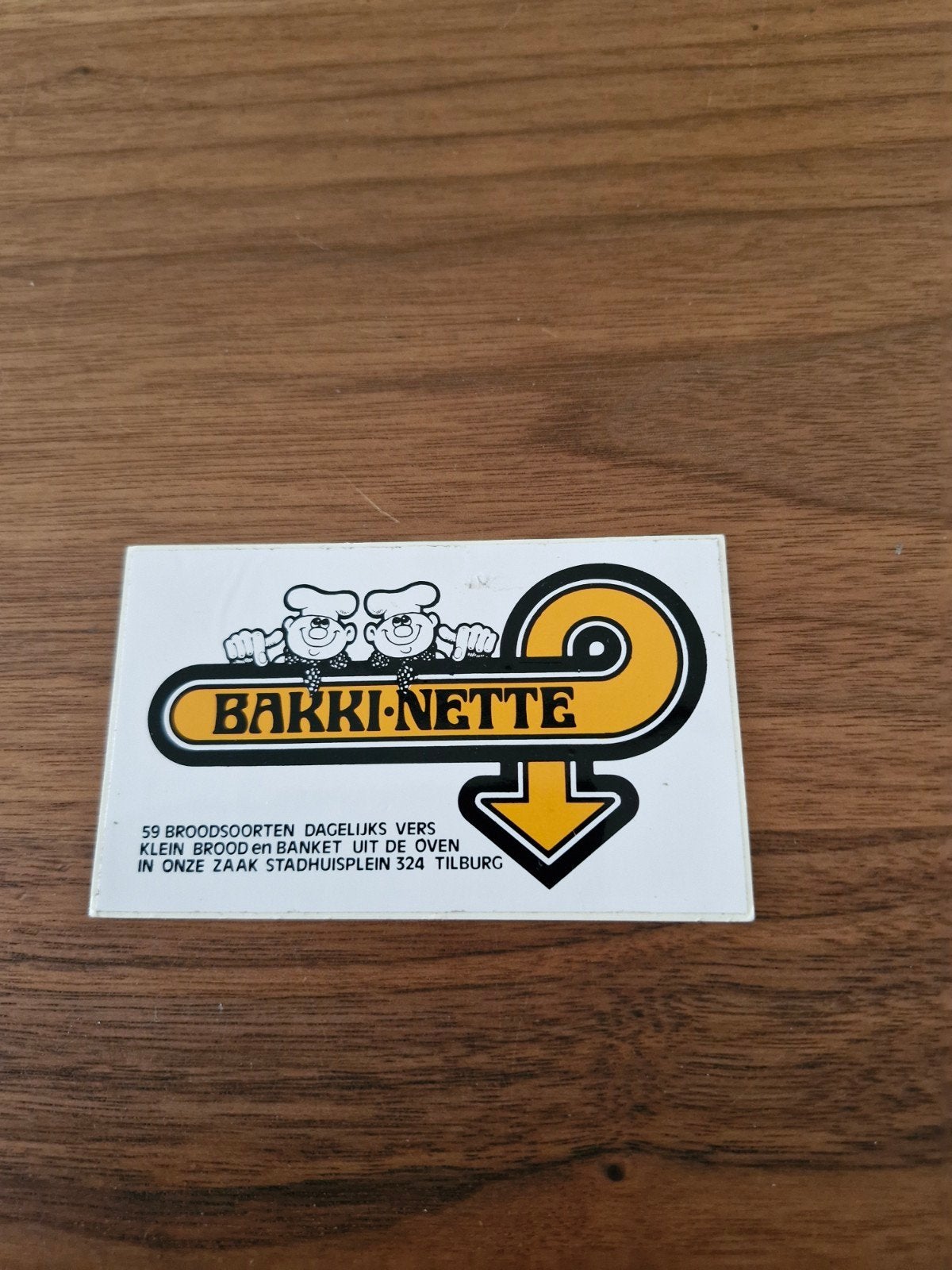 8294 Vintage Bakki-Nette Sticker - Bakkerij Tilburg, Ophalen of Verzenden, Gebruikt, Bedrijf of Vereniging