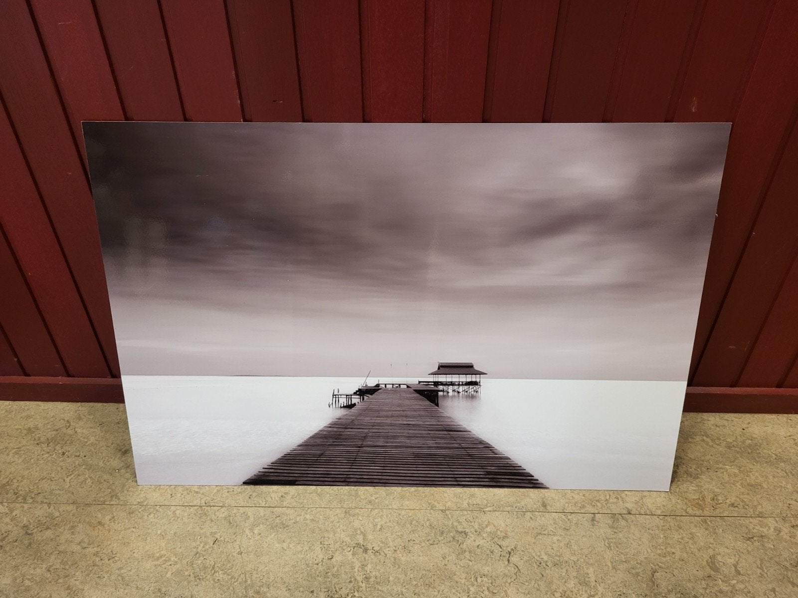 Zwart-wit foto van pier met huisje op water, Antiek en Kunst, Kunst | Tekeningen en Foto's, Ophalen of Verzenden, Foto, Fotografie