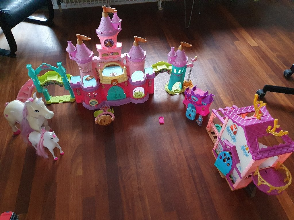 90/   vrolijke vriendjes droomkasteel + little pony kasteel, Ophalen, Gebruikt, Poppenhuis