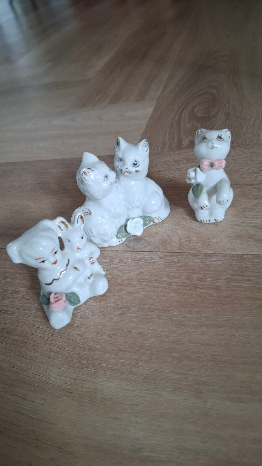 Set van 3 porseleinen beeldjes: katten en kind met konijn, Ophalen of Verzenden, Gebruikt, Dier