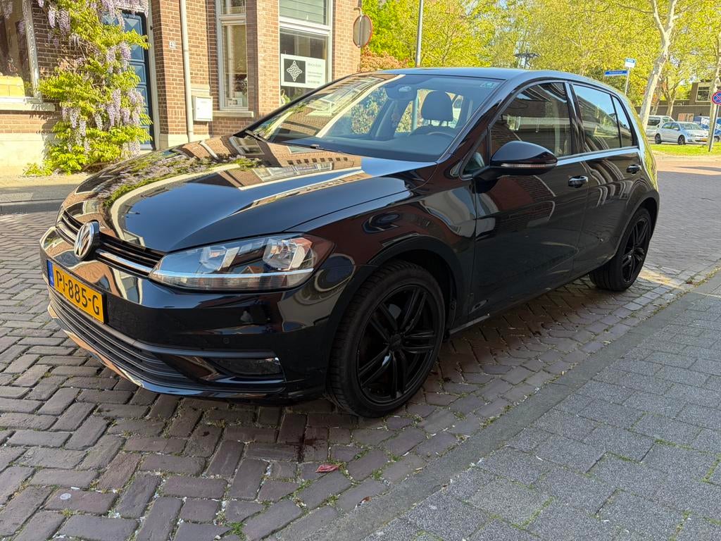 Volkswagen Golf 7 1.0 TSI (2017) –Zwart–Airco–CarPlay–PDC, Voorwielaandrijving, Stof, Zwart, Handgeschakeld