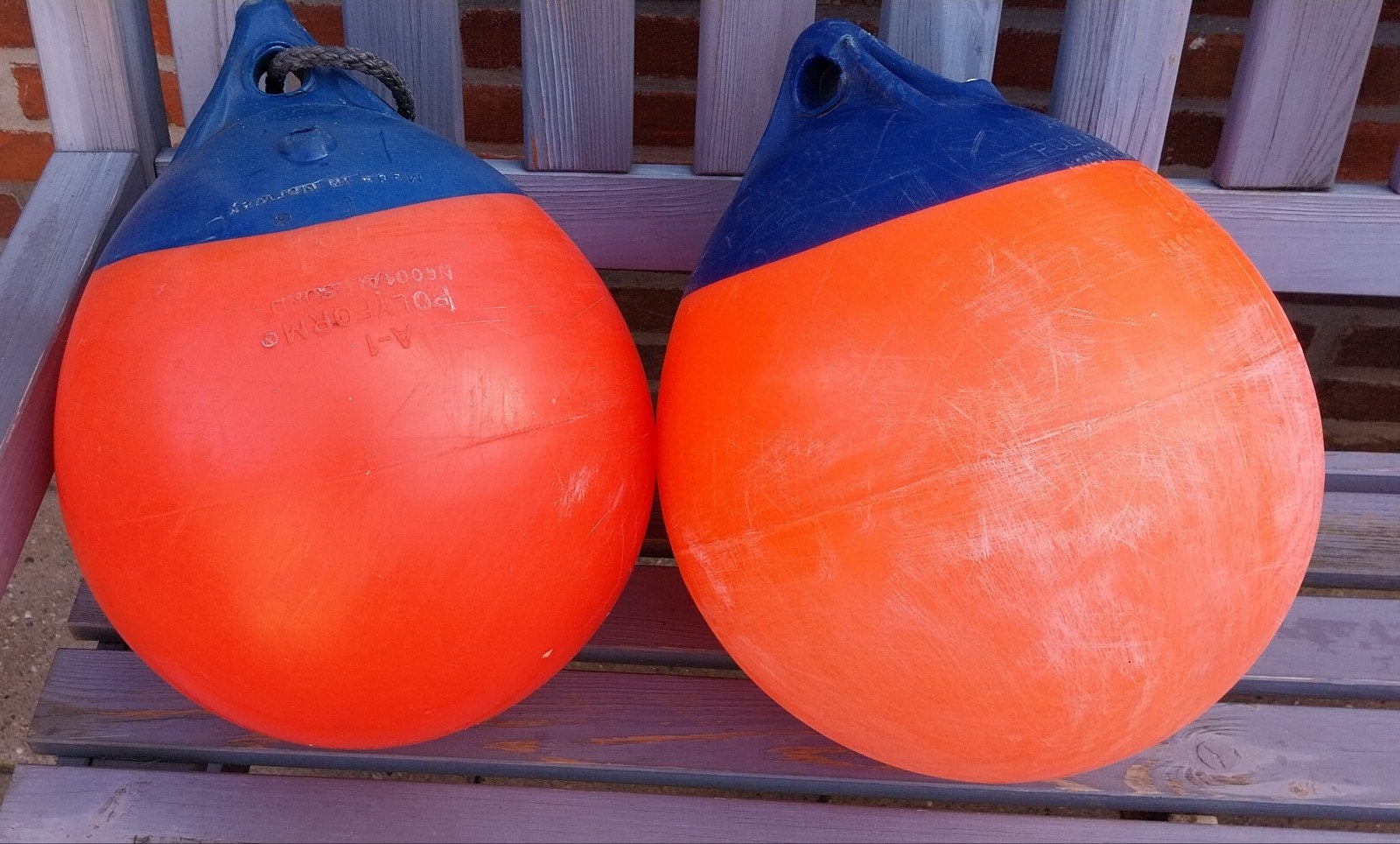 2 Polyform bolfenders kogelfender boei stootwil voor boot, Ophalen, Gebruikt