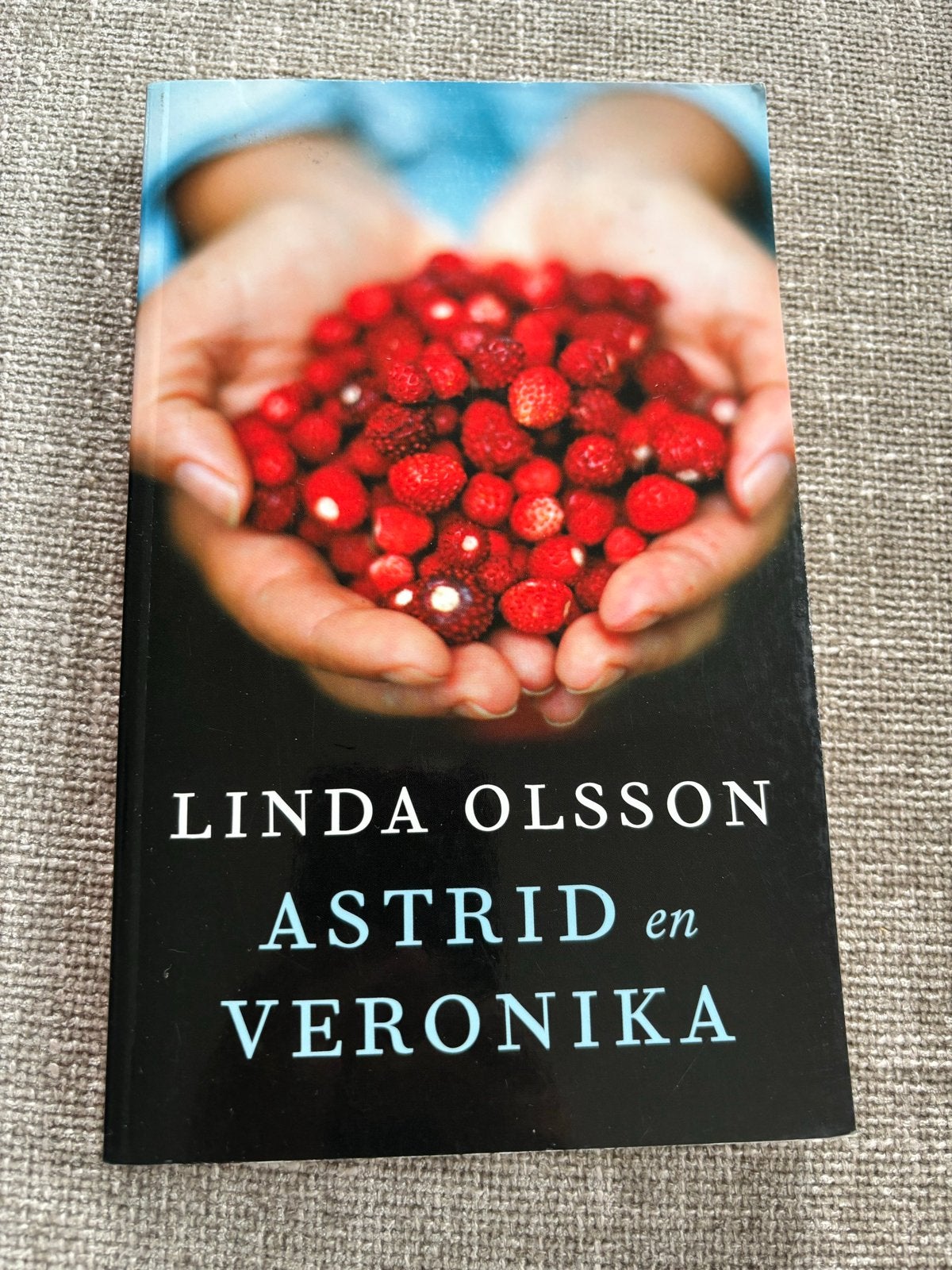 Astrid en Veronika - Linda Olsson (Boek), Ophalen of Verzenden, Zo goed als nieuw, Nederland