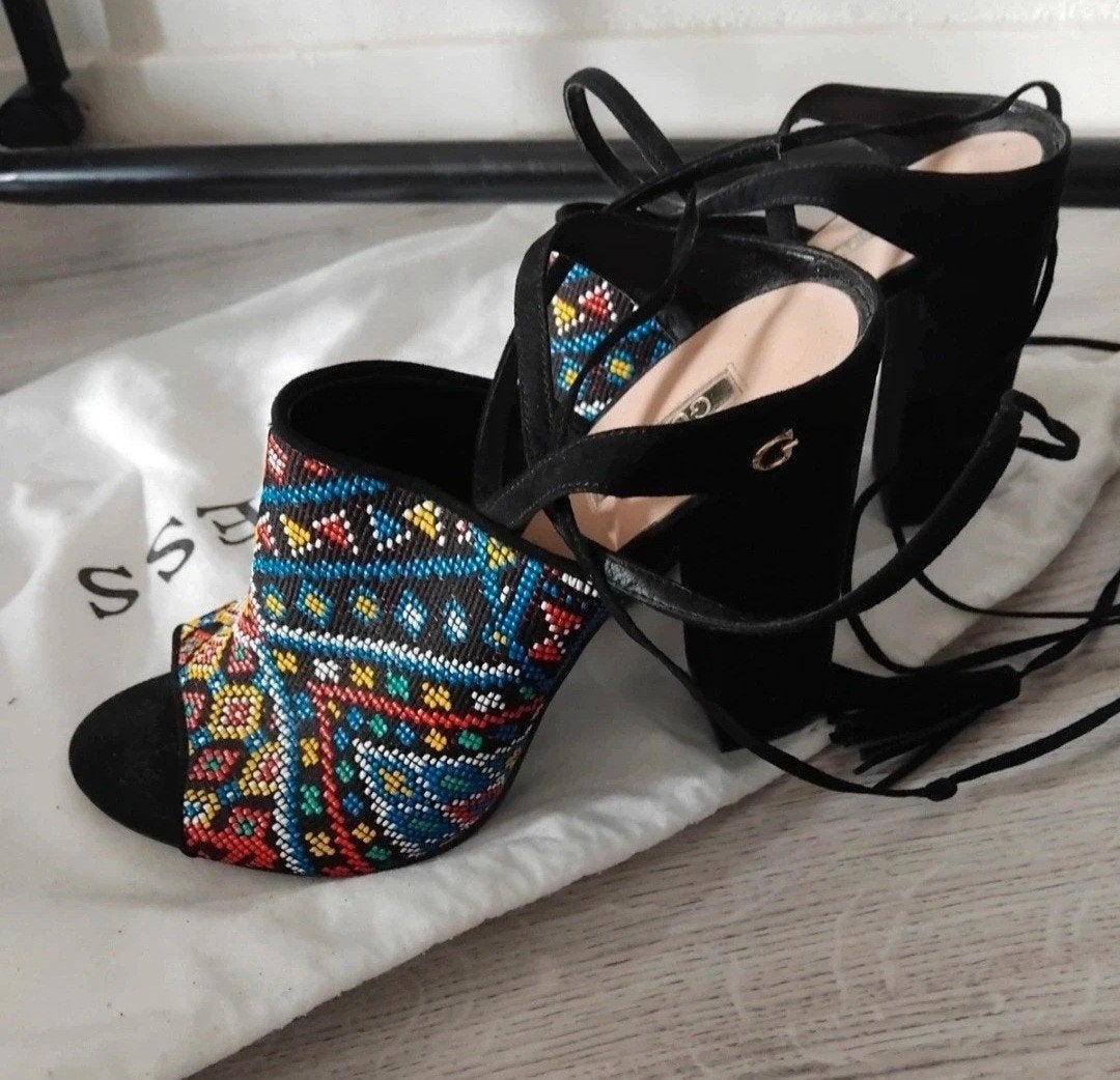 Guess sandalen met hak en kleurrijk borduursel, Guess, Zwart, Zo goed als nieuw, Sandalen of Muiltjes