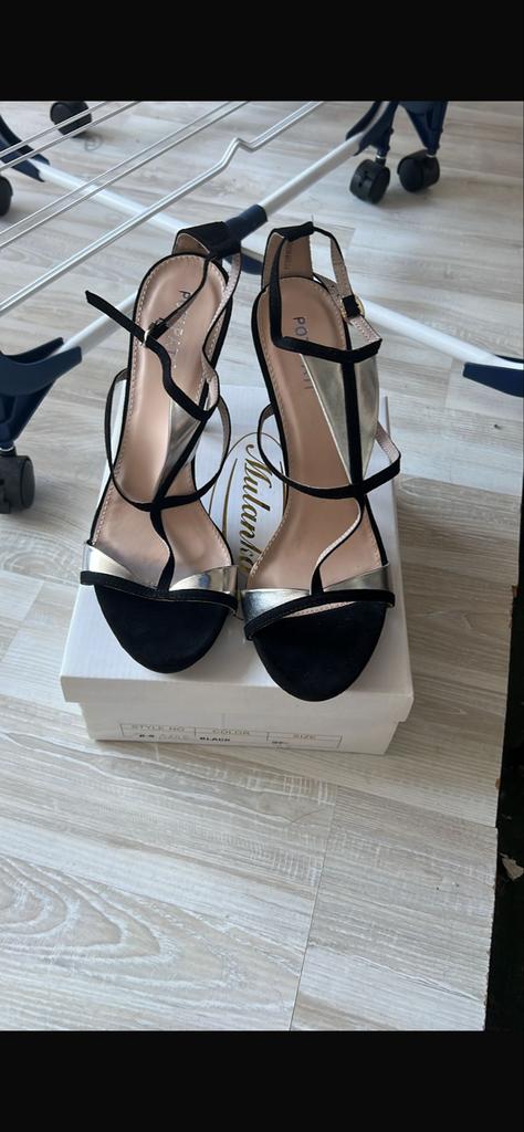 Elegante zwarte pumps met zilveren details, Pumps, Zwart, Nieuw, Ophalen of Verzenden