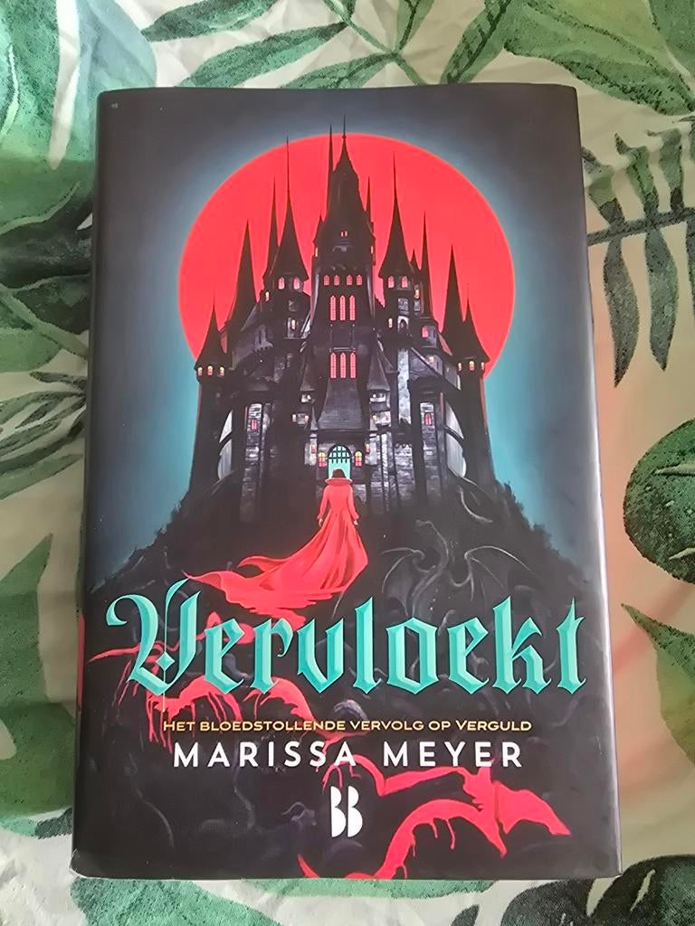 Marisa Meyer: Vervloekt, sprayed edges hardcover Nederlands, Boeken, Fantasy, Ophalen of Verzenden, Gelezen