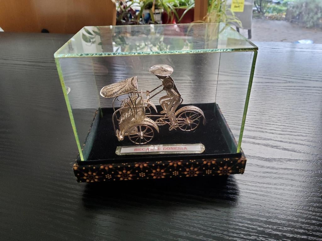 Zilveren Becak Indonesië in Vitrine, Antiek en Kunst, Ophalen of Verzenden