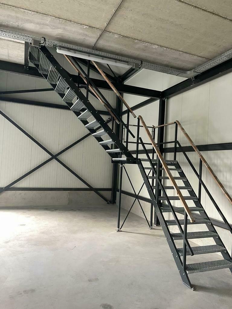 Ruime keuze stalen trappen nieuw en gebruikt  now3110, Doe-het-zelf en Verbouw, Ophalen of Verzenden, Zo goed als nieuw