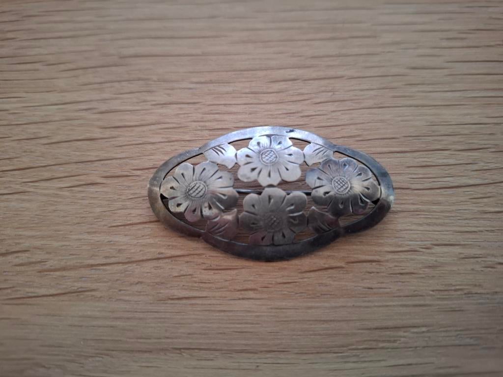 Zilveren broche met bloemmotief, 5.5 gram, 4 tot 7 cm, Gebruikt, Ophalen of Verzenden, Zilver