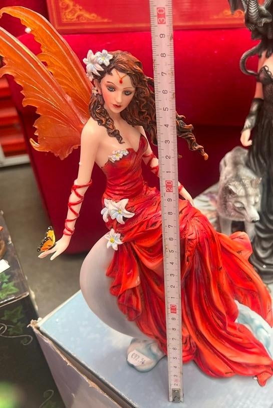 Gothic Beeld - Nene Thomas - Crimsonlily 28.5cm, Verzamelen, Beelden en Beeldjes, Nieuw, Fantasy, Ophalen of Verzenden