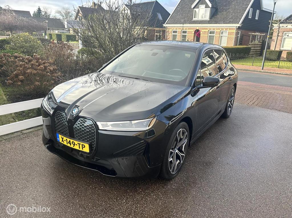 BMW iX xDrive40 SPORT 77 kWh 360 CAMERA HARMAN KARDON HEAD U, Automaat, Gebruikt, Zwart, Met garantie (alle)
