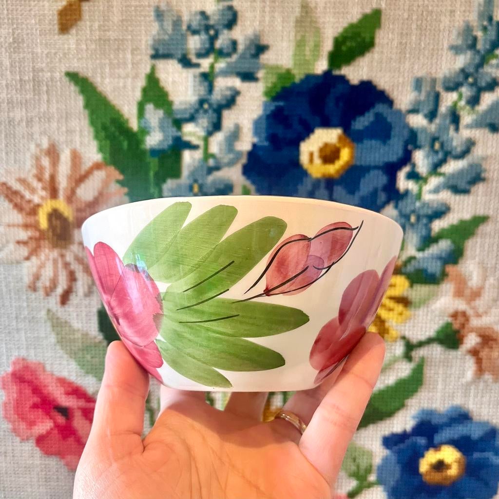 Kommetje met bloemen roze groen schaaltje aardewerk servies, Huis en Inrichting, Keuken | Servies, Gebruikt, Ophalen of Verzenden