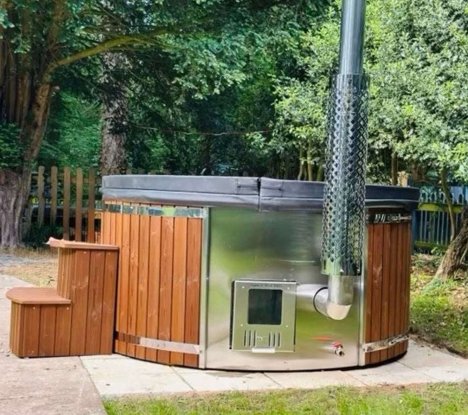 Nieuwe Hottub houtgestookt hot tub luchtjets bubbelbad, Tuin en Terras, Bubbelbaden en Hottubs, Ophalen, Nieuw, Trap, Vast