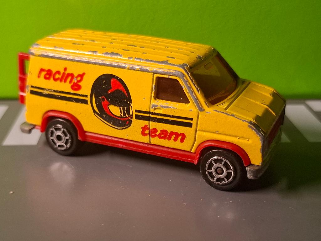 Majorette 279 - Ford E350 Van Racing Team [geel] 1/65, Ophalen of Verzenden, Gebruikt, Auto