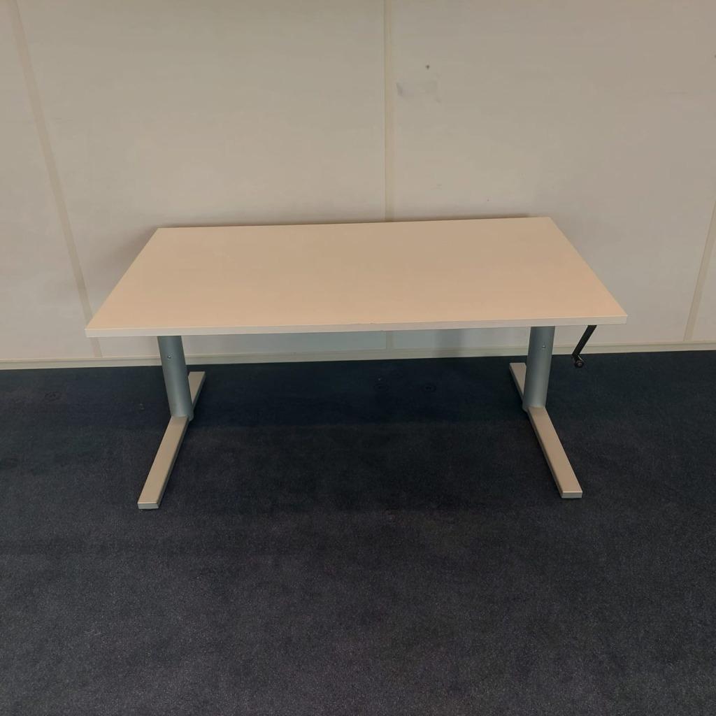 Gispen TM bureau met slinger en kabelgoot 140x80 cm, 88st, Ophalen of Verzenden, In hoogte verstelbaar, Gebruikt