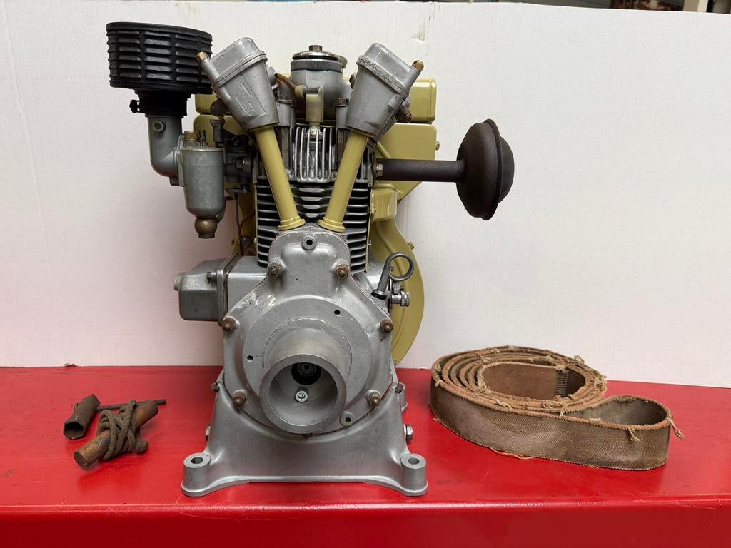 Bernard Moteurs W110 stationaire motor gereviseerd zeer mooi, Ophalen, Zo goed als nieuw, Benzinemotor
