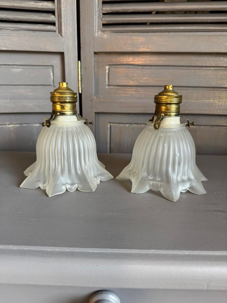 Antieke melkglazen lampenkapjes met fitting, Gebruikt, Wit, Ophalen of Verzenden, Vintage/klassiek