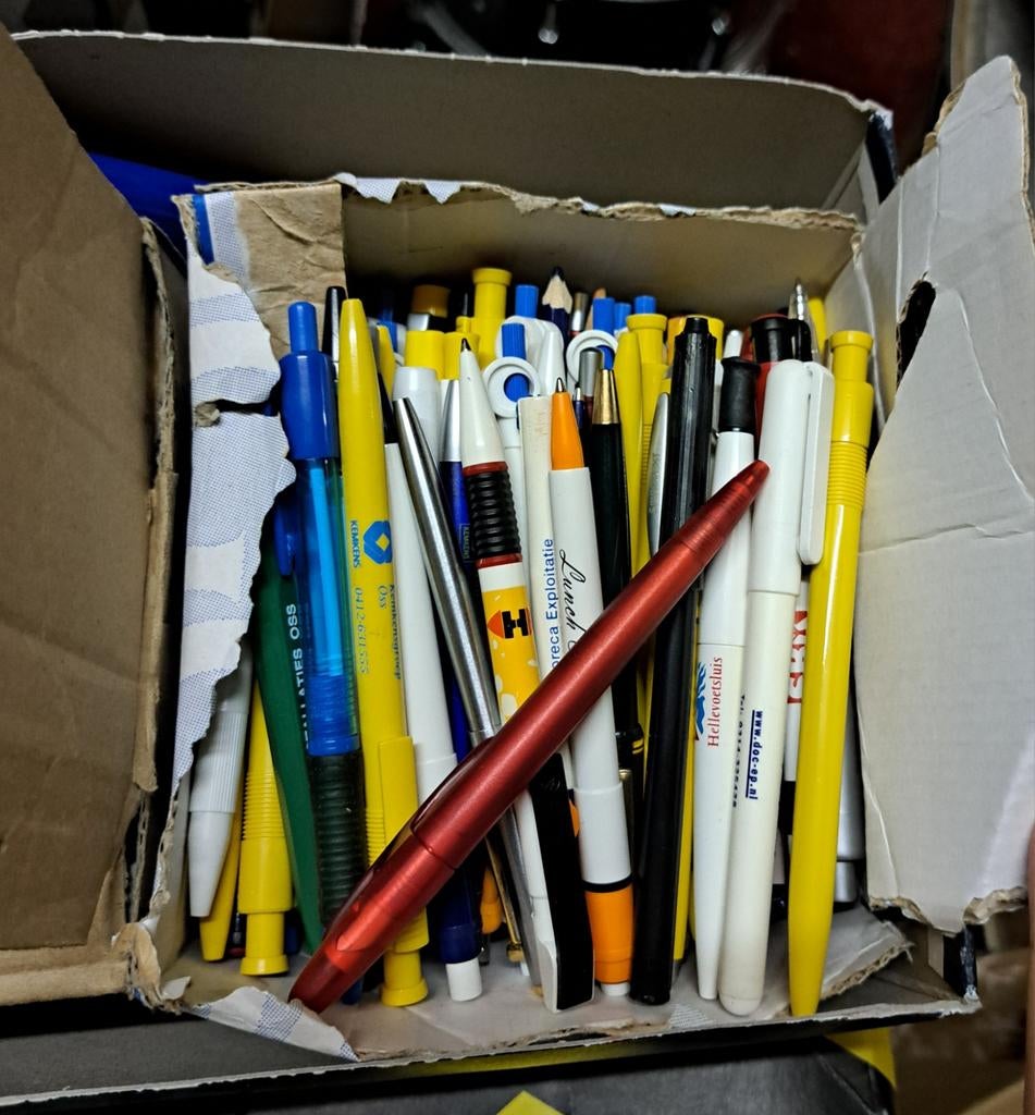 Schoenendoos met balpennen pennen reclame pennen, Verzamelen, Overige merken, Gebruikt, Balpen, Ophalen of Verzenden