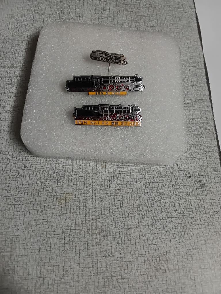 3 stuks metalen geëmailleerde speldjes van treinen, Ophalen of Verzenden, Gebruikt, Overige onderwerpen