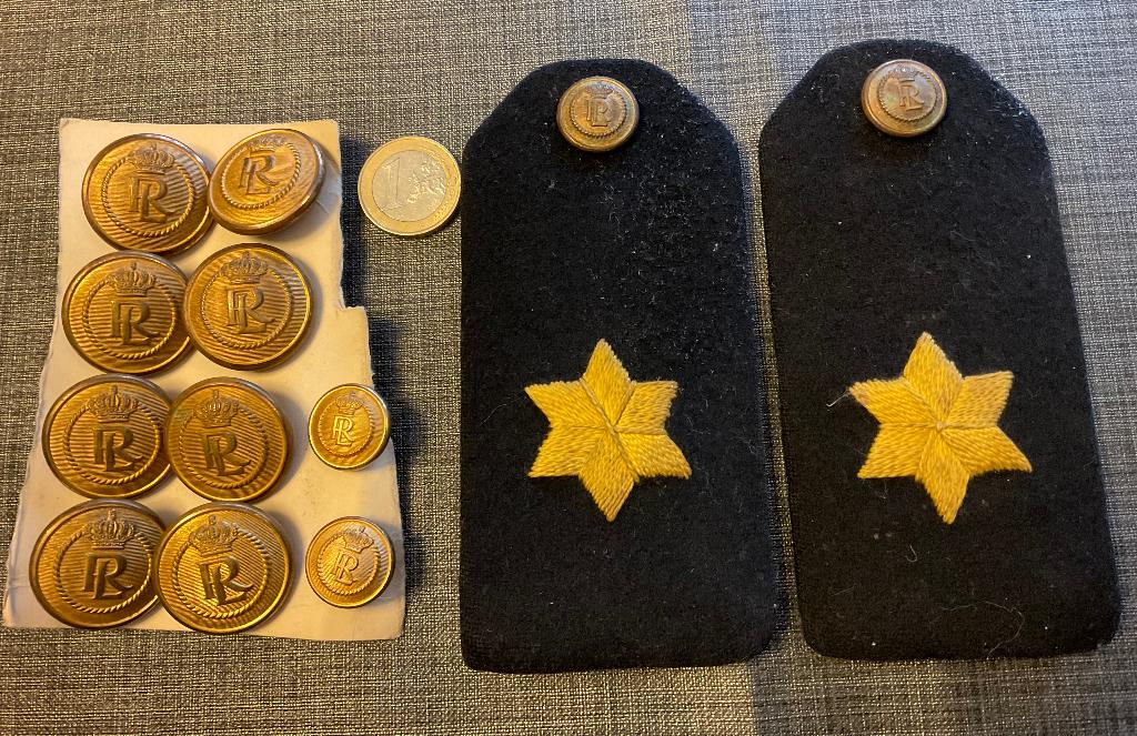 Schouder Embleem Ster en RL Knoop Rotterdamsche Lloyd Knopen, Verzamelen, Ophalen, Landmacht, Nederland, Embleem of Badge