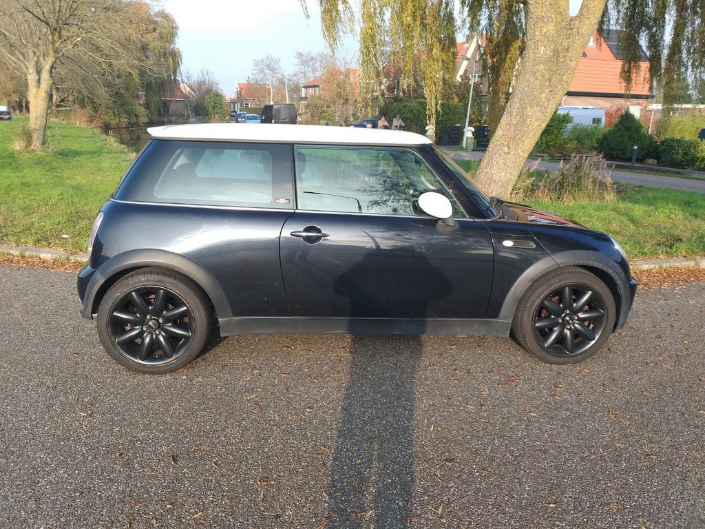 Mini 7 1.6 16V ONE 2006 Zwart, Auto's, Voorwielaandrijving, Zwart, 4 cilinders, 4 stoelen