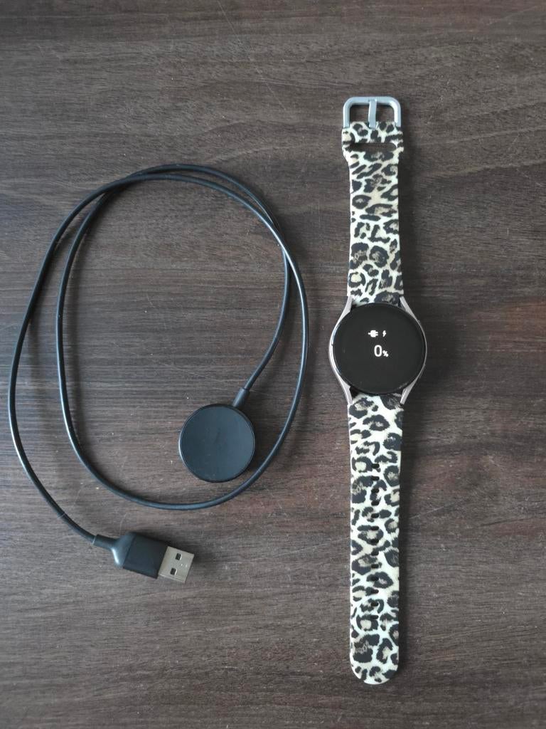 Samsung Watch 5. 40 mm. Rose Gold. Met oplader., Sieraden, Tassen en Uiterlijk, Smartwatches, Gebruikt, Android, Roze, Afstand