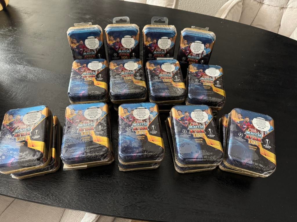 22 tin boxes, match attax 2019/2020., Ophalen of Verzenden, Zo goed als nieuw, Buitenlandse clubs, Poster, Plaatje of Sticker