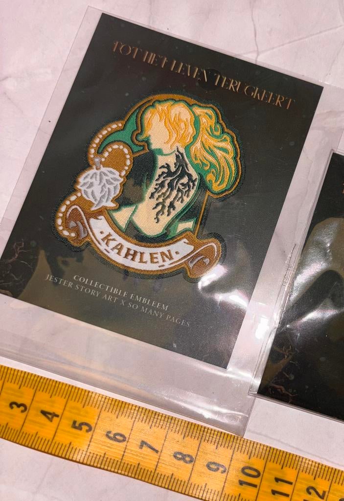 strijk embleem boek Nimmerdood, Verzamelen, Ophalen of Verzenden, Nieuw, Figuurtje, Speldje of Pin