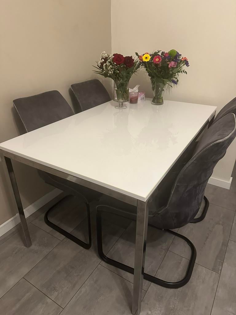 Hoogglans wit salon tafel Ikea, Huis en Inrichting, Tafels | Eettafels, Ophalen, 100 tot 150 cm, 50 tot 100 cm, Zo goed als nieuw