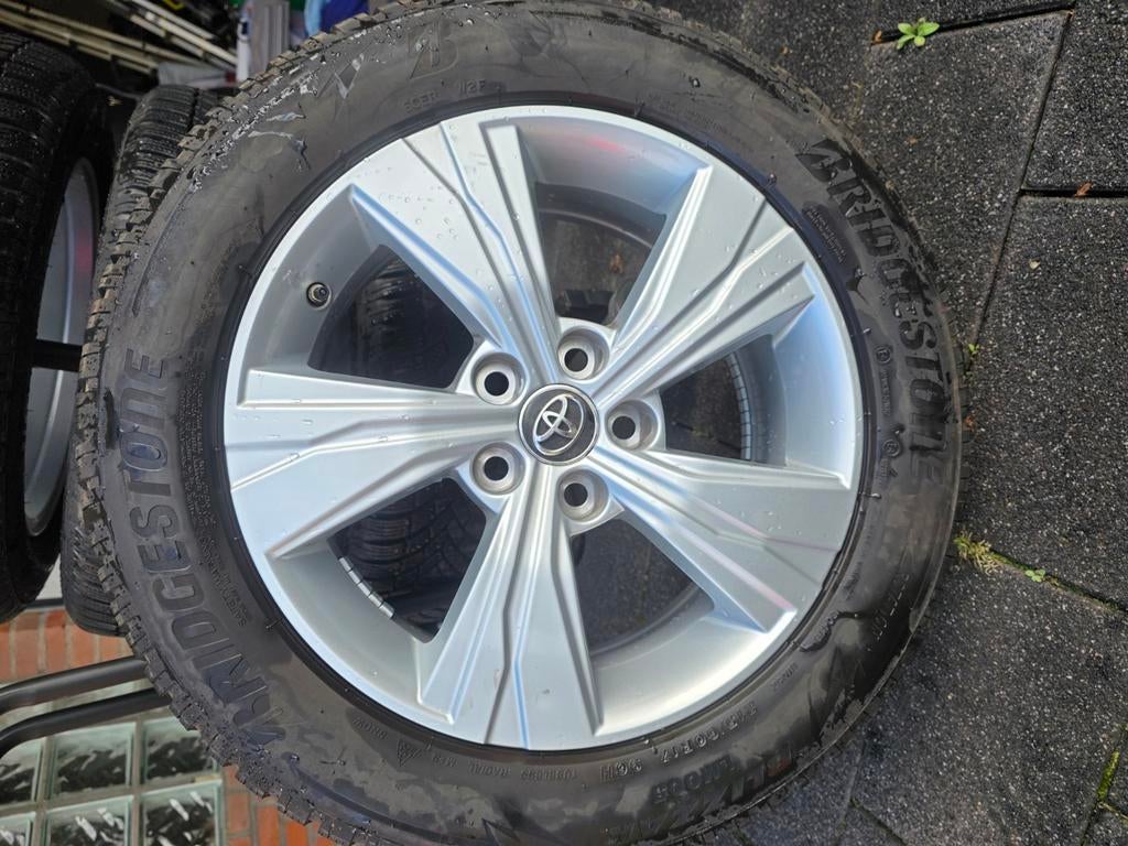 Originele Toyota 17 inch alu velgen + Bridgestone 215/60 r17, Auto-onderdelen, Ophalen, Banden en Velgen, 17 inch, Winterbanden