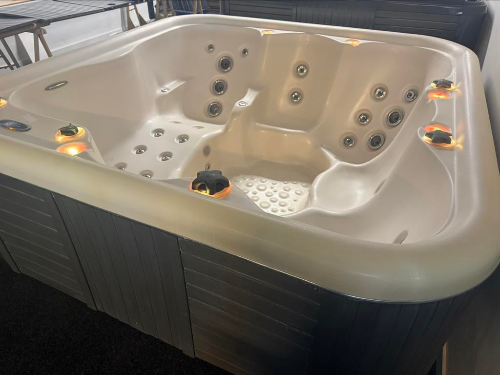 Jacuzzi Spa Balboa – 235x235 – plug & play 220V, Ophalen, Zo goed als nieuw, Trap, Vast