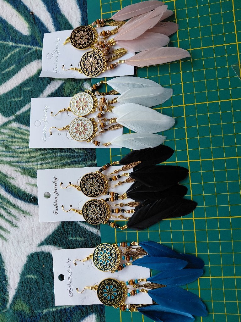 Boho oorbellen goudkleurig met veren, diverse kleuren, Overige materialen, Hangers, Nieuw, Ophalen of Verzenden