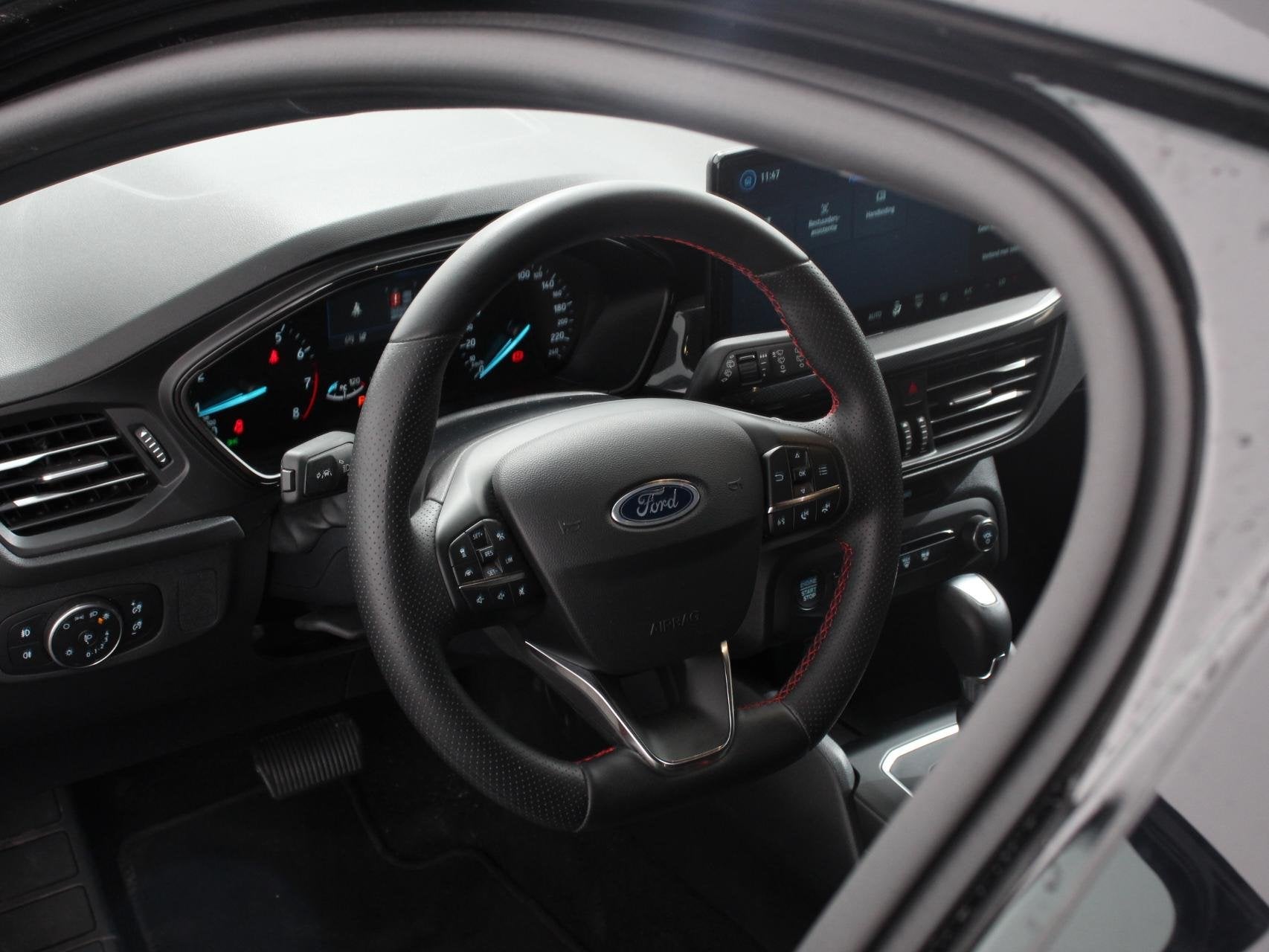 Ford Focus Wagon 1.0 EcoBoost Hybrid 155pk Automaat ST Line, Stof, 1404 kg, Zwart, 19 km/l
