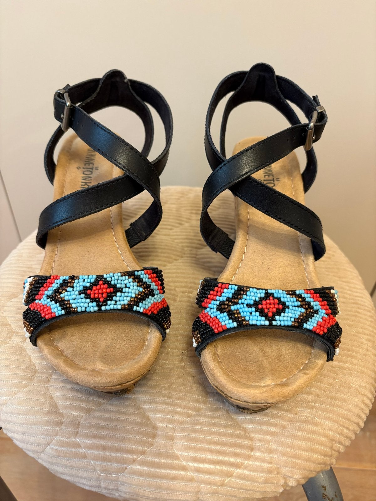 Minnetonka Sleehak Sandalen Maat 36 - Gebruikt, Ophalen of Verzenden, Gedragen, Zwart, Sandalen of Muiltjes