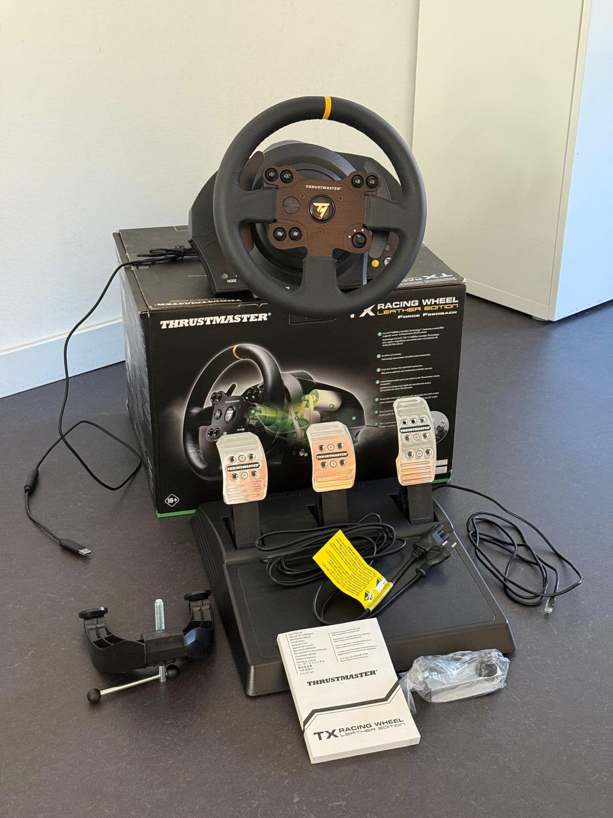 Thrustmaster TX racing wheel, Spelcomputers en Games, Spelcomputers | Xbox | Accessoires, Ophalen of Verzenden, Zo goed als nieuw
