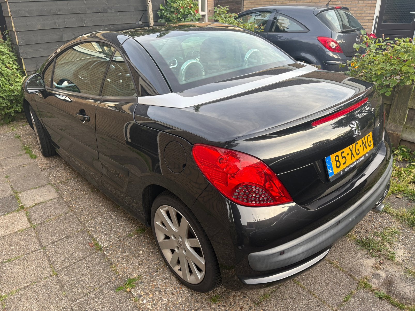 Peugeot 207 1.6 16V CC 88KW 2007 Zwart, Auto's, Peugeot, Voorwielaandrijving, 15 km/l, Zwart, 4 cilinders