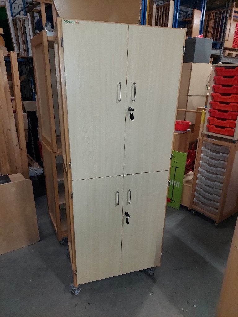 Schilte, smalle, hoge, 4-deurs linnenkast met sloten, Met deur(en), Zo goed als nieuw, School / KDV, 150 tot 200 cm
