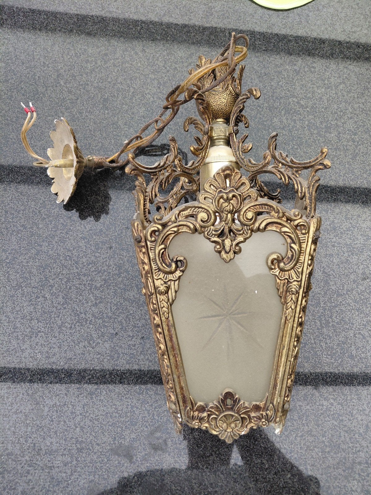 Antieke gouden hanglamp met sierlijke details, Ophalen