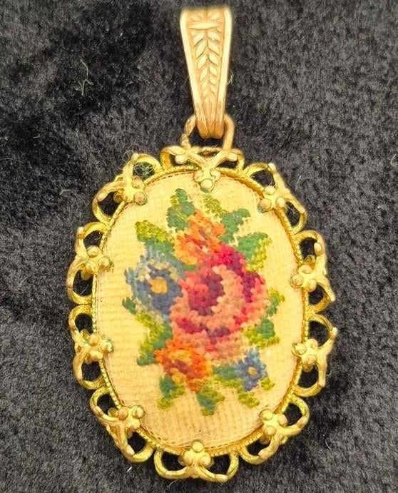 Vintage petit point hanger, Ophalen of Verzenden, Zo goed als nieuw, Zilver, Overige materialen