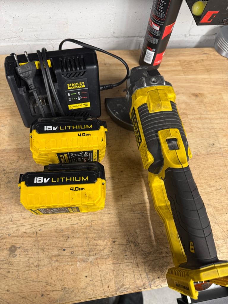 Stanley Fatmax Slijptol met lader en 2 accu's (18V, 4.0Ah), Ophalen of Verzenden, Gebruikt, Minder dan 700 watt, Haakse handslijpmachine